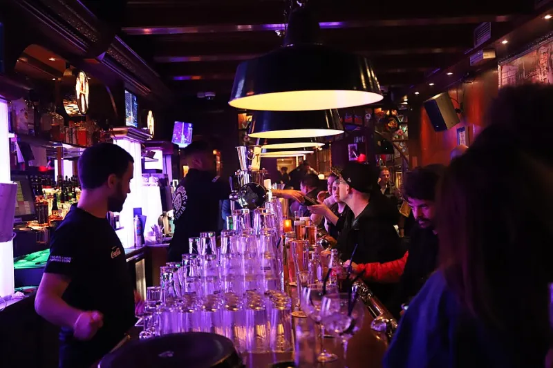 De laatste drank en de eerste koffie: hoe Amsterdams nachtleven de nacht heroverde