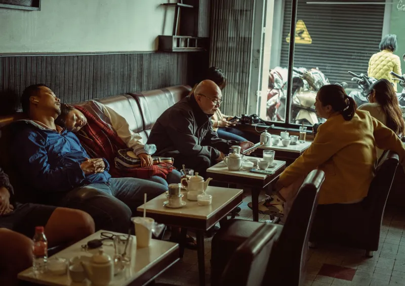 Stamkroeg, koffietent of bankje in het park: waar vormt Amsterdam zijn mening?