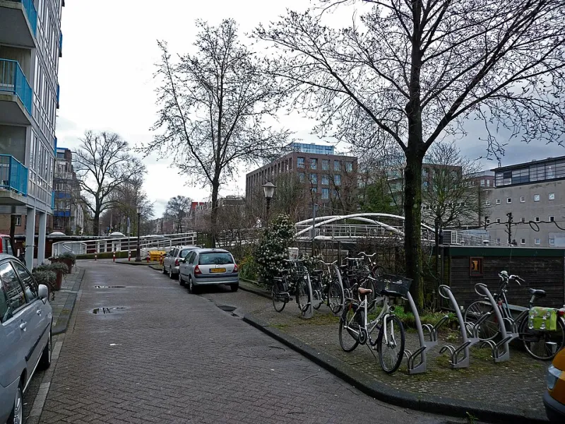 Wandelen zonder kaart: negen plekken aan het water waar Amsterdam zijn geheimen bewaart